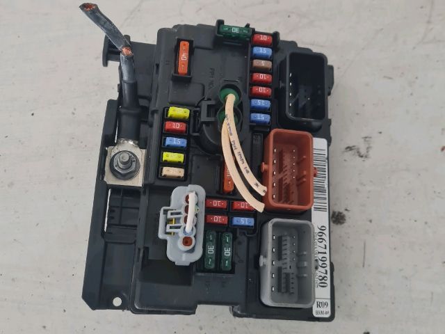 bontott PEUGEOT 207 Biztosítéktábla Motortér