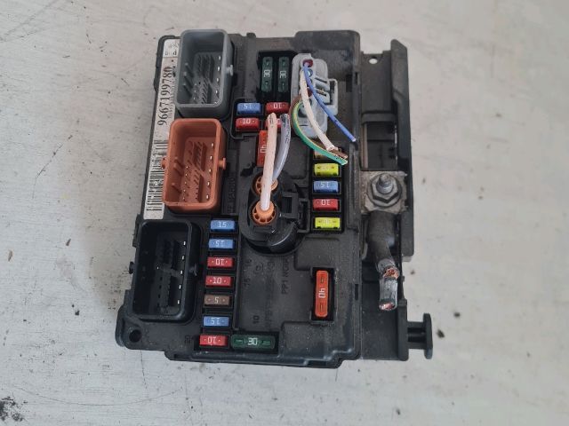 bontott PEUGEOT 207 Biztosítéktábla Motortér