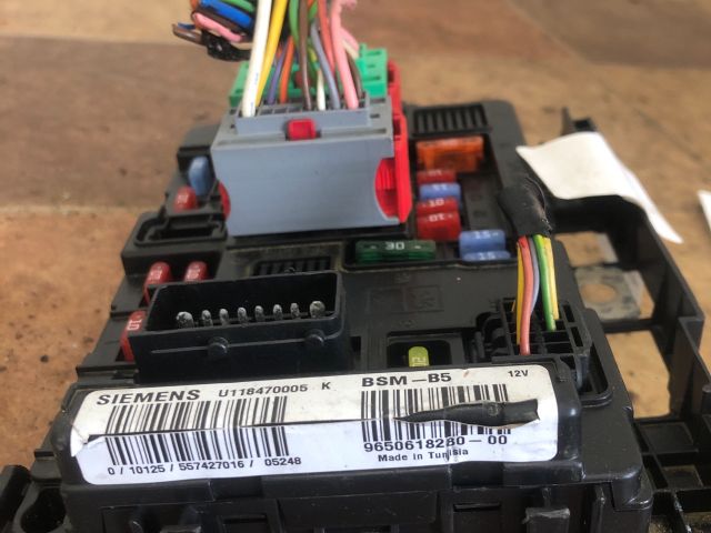 bontott PEUGEOT 207 Biztosítéktábla Motortér