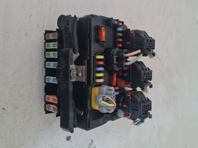 bontott PEUGEOT 207 Biztosítéktábla Motortér