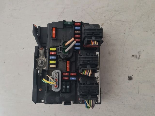 bontott PEUGEOT 207 Biztosítéktábla Motortér