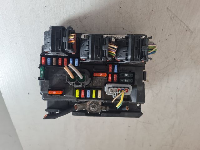 bontott PEUGEOT 207 Biztosítéktábla Motortér