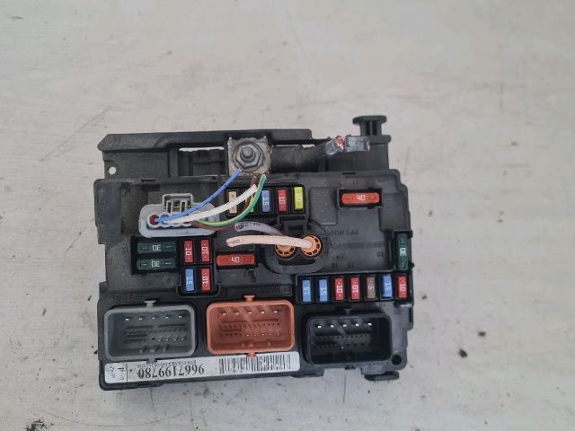 bontott PEUGEOT 207 Biztosítéktábla Motortér