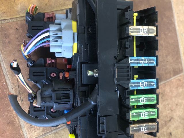 bontott PEUGEOT 207 Biztosítéktábla Motortér