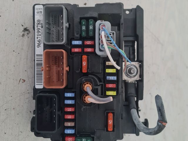 bontott PEUGEOT 207 Biztosítéktábla Motortér