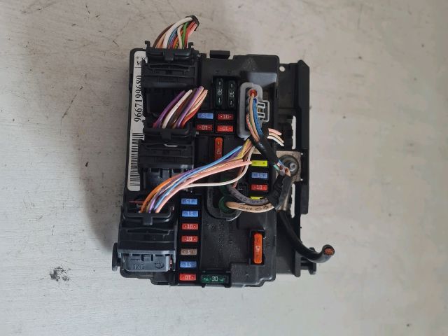 bontott PEUGEOT 207 Biztosítéktábla Motortér