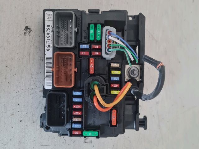 bontott PEUGEOT 207 Biztosítéktábla Motortér