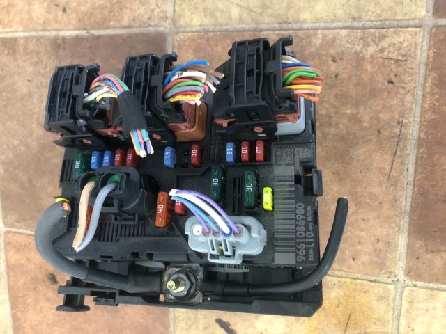 bontott PEUGEOT 207 Biztosítéktábla Motortér