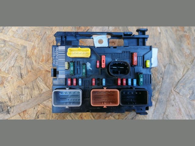 bontott PEUGEOT 207 Biztosítéktábla Motortér