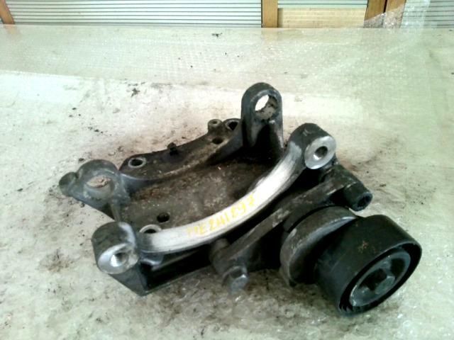 bontott PEUGEOT 207 Generátor Tartó Bak