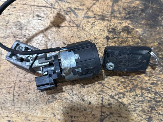 bontott PEUGEOT 207 Gyújtáskapcsoló Házzal