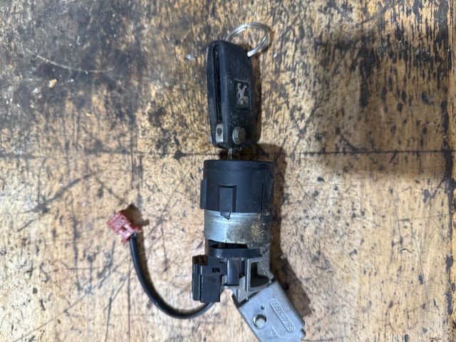 bontott PEUGEOT 207 Gyújtáskapcsoló Házzal