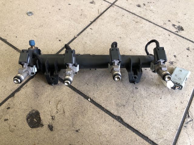 bontott PEUGEOT 207 Porlasztó Sor / Híd