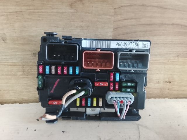 bontott PEUGEOT 207 Biztosítéktábla Motortér