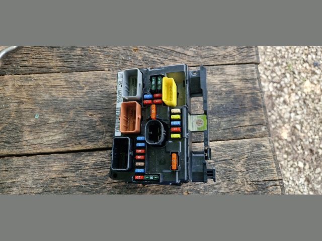 bontott PEUGEOT 207 Biztosítéktábla Motortér