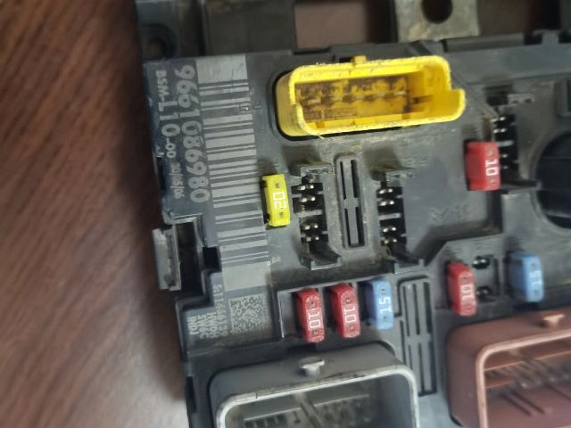 bontott PEUGEOT 207 Biztosítéktábla Motortér