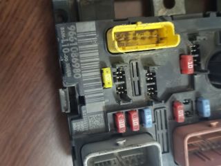 bontott PEUGEOT 207 Biztosítéktábla Motortér