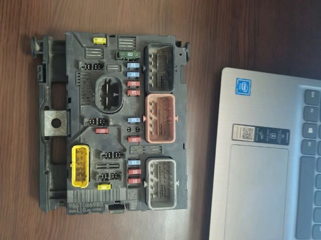 bontott PEUGEOT 207 Biztosítéktábla Motortér