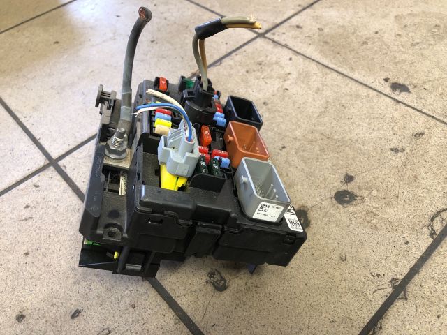 bontott PEUGEOT 207 Biztosítéktábla Motortér