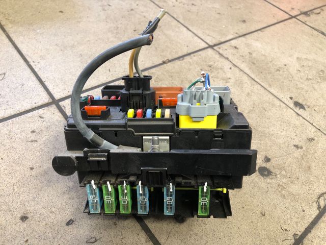 bontott PEUGEOT 207 Biztosítéktábla Motortér