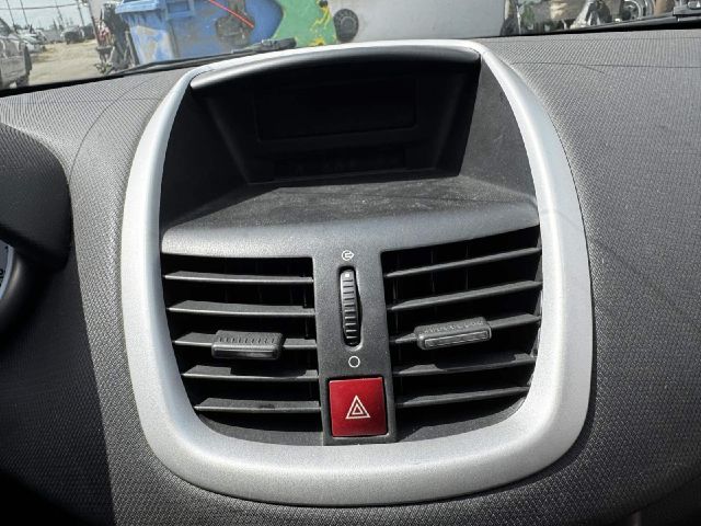 bontott PEUGEOT 207 Bal első Dobbetét (Kerékjárati, Műanyag)