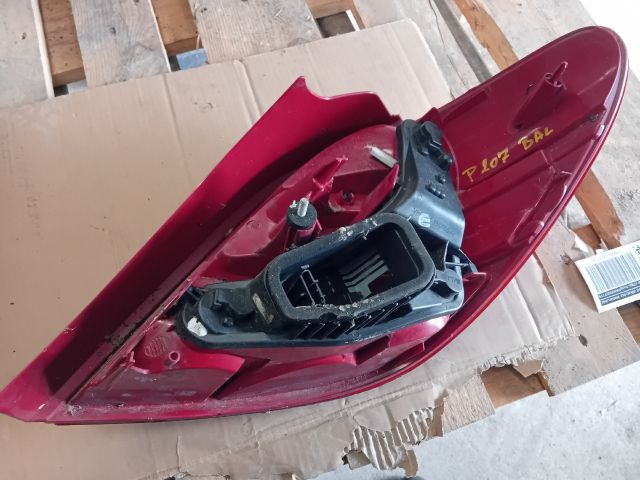 bontott PEUGEOT 207 Bal Hátsó Lámpa