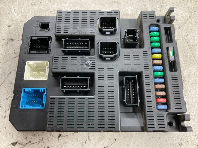 bontott PEUGEOT 207 Biztosítéktábla Doboz