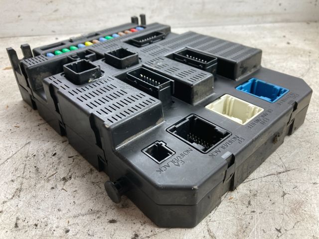 bontott PEUGEOT 207 Biztosítéktábla Doboz