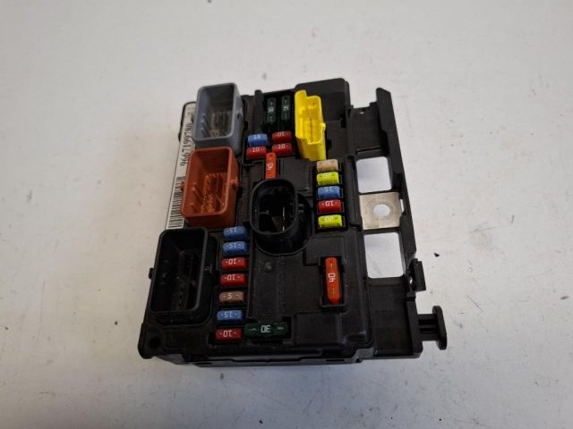 bontott PEUGEOT 207 Biztosítéktábla Motortér