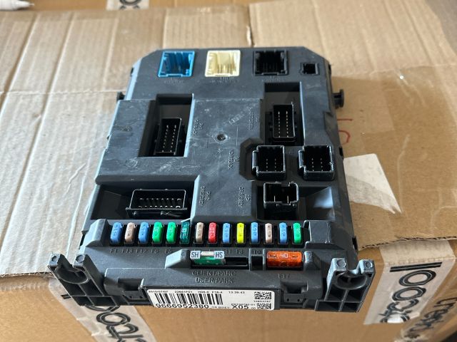 bontott PEUGEOT 207 Biztosítéktábla Utastér