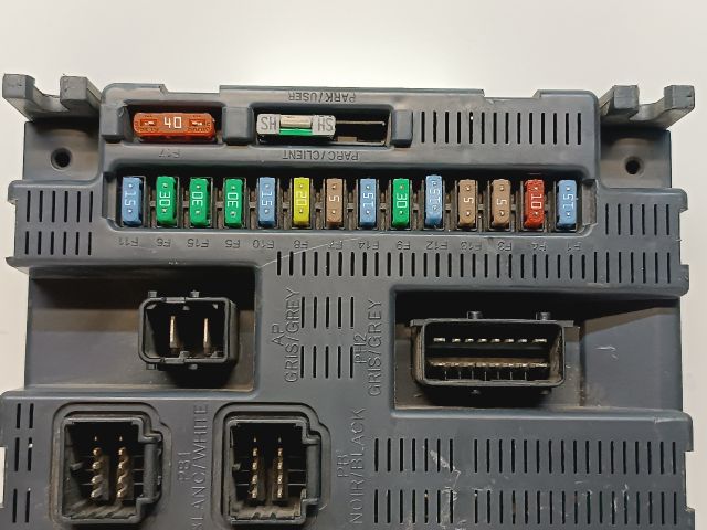 bontott PEUGEOT 207 Biztosítéktábla Utastér