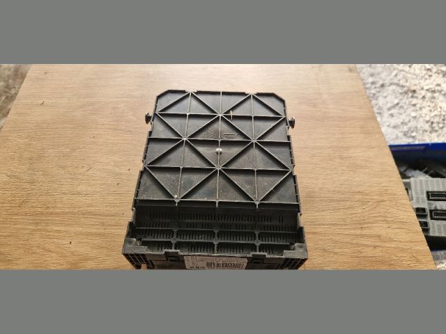 bontott PEUGEOT 207 Biztosítéktábla Utastér