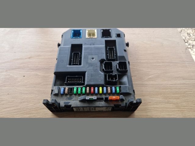 bontott PEUGEOT 207 Biztosítéktábla Utastér