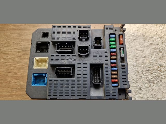 bontott PEUGEOT 207 Biztosítéktábla Utastér