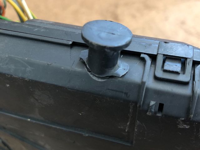 bontott PEUGEOT 207 Biztosítéktábla Utastér