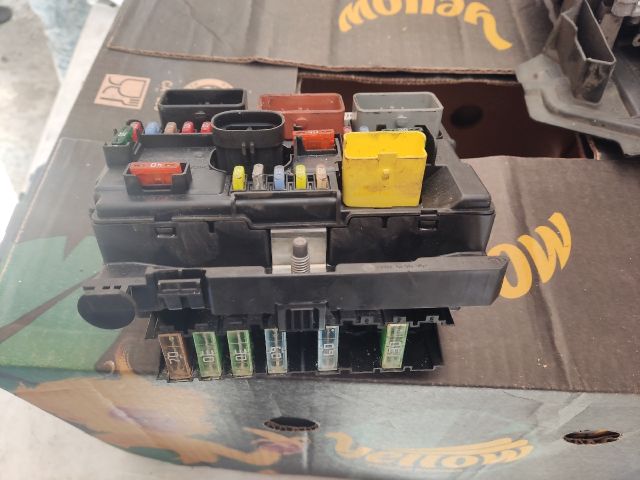 bontott PEUGEOT 207 Biztosítéktábla Utastér