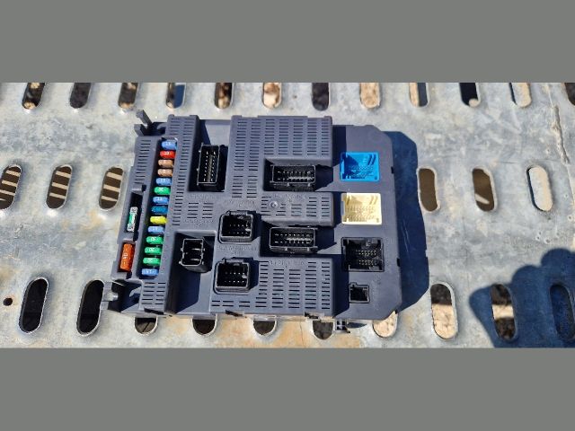 bontott PEUGEOT 207 Biztosítéktábla Utastér