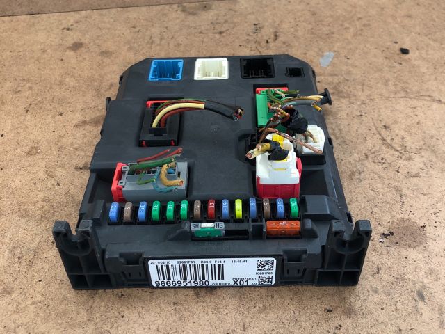 bontott PEUGEOT 207 Biztosítéktábla Utastér