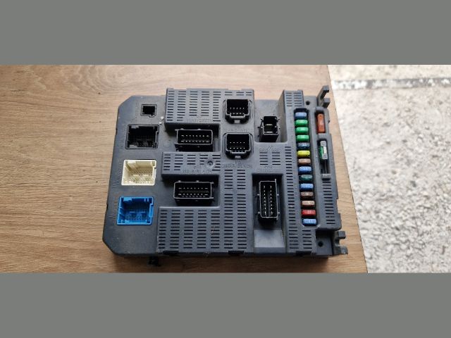 bontott PEUGEOT 207 Biztosítéktábla Utastér