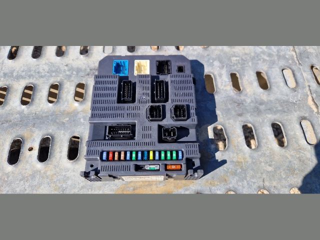 bontott PEUGEOT 207 Biztosítéktábla Utastér