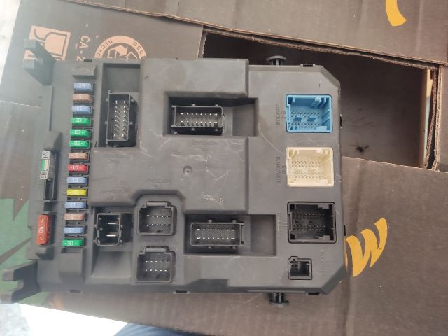 bontott PEUGEOT 207 Biztosítéktábla Utastér