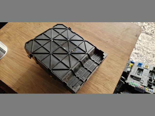 bontott PEUGEOT 207 Biztosítéktábla Utastér