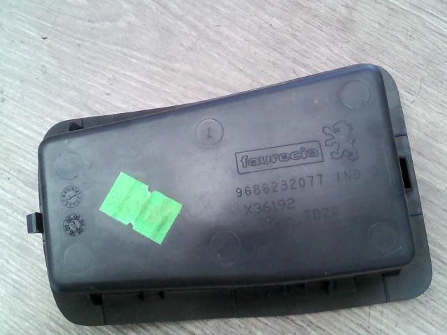 bontott PEUGEOT 207 Hátsó Tároló Rekesz