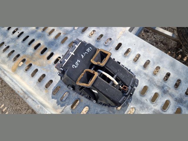 bontott PEUGEOT 207 Középső Szellőző