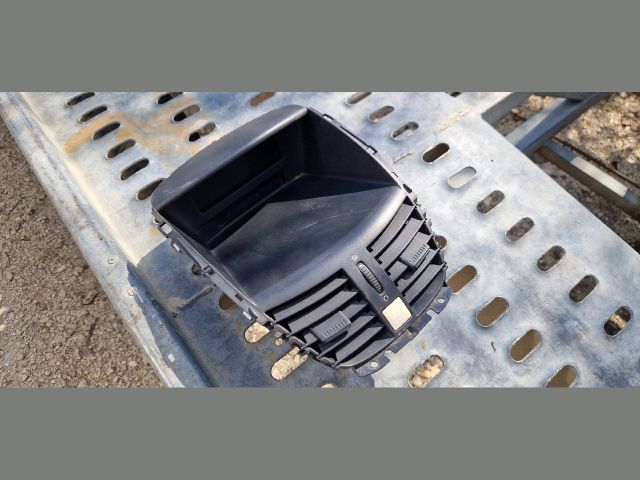 bontott PEUGEOT 207 Középső Szellőző