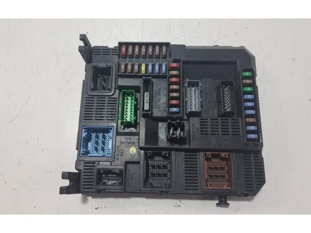 bontott PEUGEOT 208 Biztosítéktábla Motortér