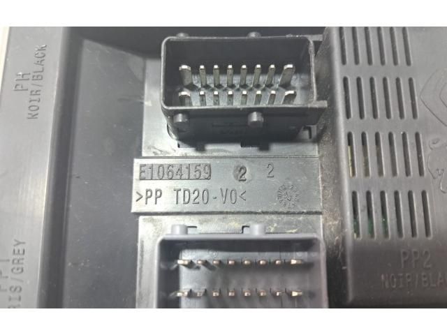 bontott PEUGEOT 208 Biztosítéktábla Motortér