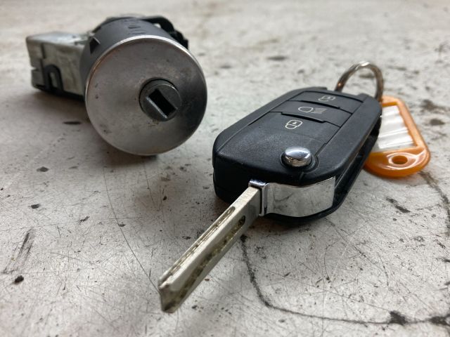 bontott PEUGEOT 208 Gyújtáskapcsoló