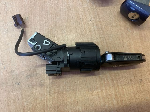 bontott PEUGEOT 208 Gyújtáskapcsoló