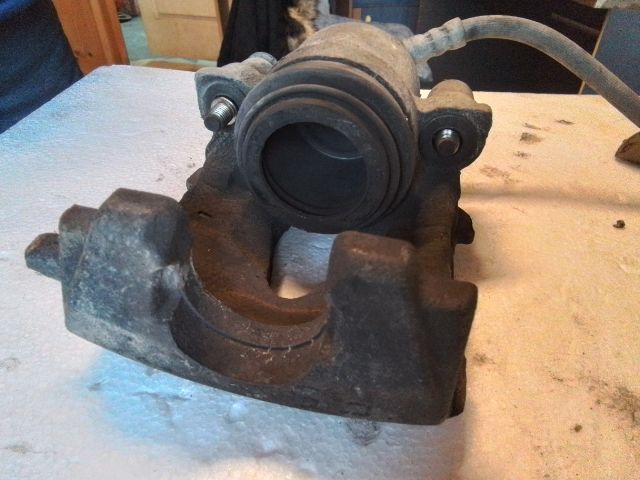 bontott PEUGEOT 208 Bal első Féknyereg Munkahengerrel